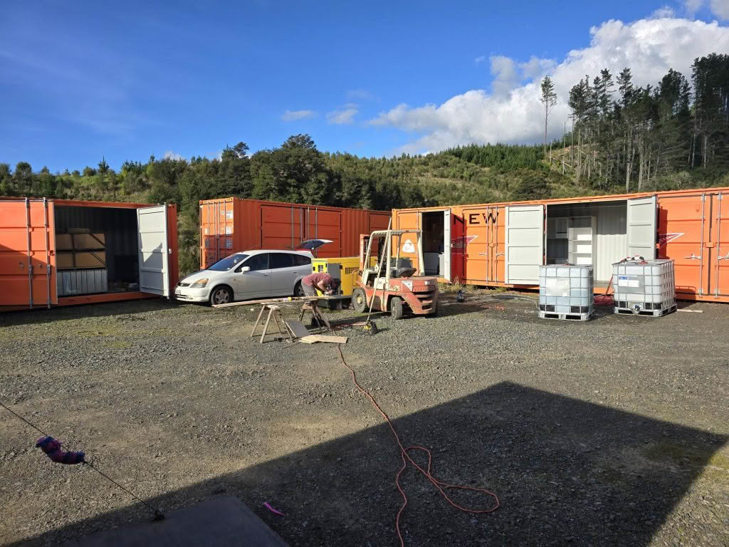 Damon Finishing Hitchen Container