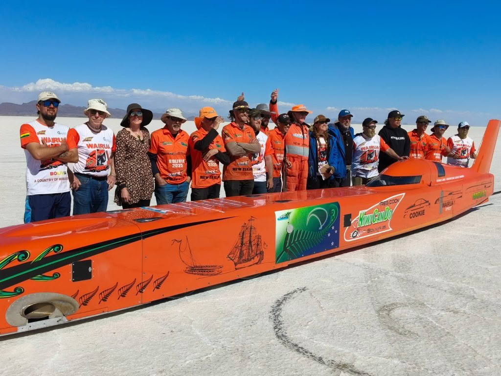 Waitrua 2 Rear last team Photo on the salt Bolivia